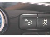 アドバンスト パーク付きです。カメラやソナーによって、周囲を監視しながら駐車を支援。障害物を検知した場合には警報を鳴らし、ブレーキ制御を行うことで接触回避を支援します。