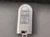 ドアの開閉時、両手が荷物で塞がっている時はキーレスでのカギの解除が大変ですよね。スマートキーはポケットやバッグに入れておけば、ノブに触れただけでロックの解除が可能です。とても便利な機能です。