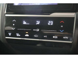 フルオートエアコンが装備されています!お好みの温度設定をするだけでエアコンの風量やモードの切り替えを自動でコントロールしてくれます!ユーザーの操作が少なく燃費走行にもつながります!