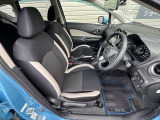 【運転席&助手席】シートは硬くなく座りやすい仕様です!シート色が黒色なので汚れも目立ちにくいですよ(^▽^)/ホワイトの差し色もキレイです♪