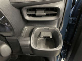 運転席にカップホルダー付いてます♪