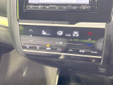【オートエアコン】一度お好みの温度に設定すれば、車内の温度を検知し風量や温度を自動で調整。暑い&hellip;寒い&hellip;と何度もスイッチ操作をする必要はありません。快適な車内空間には必須の機能ですね♪