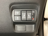 リアドアは乗り降りに便利な両側電動スライドドアです。また運転席に座っていながらスイッチ操作で自在にスライドドアを開け閉めできます。またHondaセンシング用のVSA解除スイッチも横に装備しています。