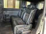 2列目シートも大きく乗り降りしやすく、長時間の運転でも快適に過ごすことができます。また、ウォークスルーにより前後の座席への移動もカンタンです!