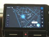 ディスプレイオーディオ(コネクティッドナビ対応)PLUS搭載。T-Connectご契約で2027年10月まで無償で利用できるナビ(期限到来後は有償)と、解約後も利用できる車載ナビが搭載されています。
