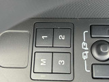【メモリー機能】最大3名様まで、シートポジションを記憶していただきます。自分のポジションを素早く戻せるのはとても助かる機能ですね。