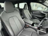 ●レザーシート『高級感や耐久性がありこちらのモデルにも採用されています。レザーは見た目が美しく内装を豪華に演出します。柔らかく肌触りが良く長時間の運転でも快適です。
