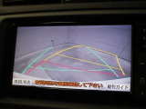 車庫入れや縦列駐車などの際に、後退操作の参考になるガイドラインをモニター画面に表示します。