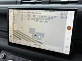 新インフォテイメントシステム「Pivi Pro」に搭載される3Dサラウンドカメラシステム。車輌AIにより車輌を含む周囲の映像を立体的に表示。よりスムーズな駐車や発進が可能となります。