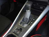 電動パーキングブレーキ・ブレーキホールドを装備してます。ホールド機能は信号待ちが多い一般道で疲労軽減になり、大好評です!