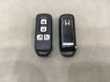 スマートキー付きですからドアロックの開閉およびエンジンスタートが楽々です。電動スライドドアの開け閉めもボタンで操作できます。スペアキーも同じものを用意しております。