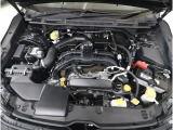 スバルと言えば水平対向エンジン。車体の低い位置に搭載されているため、衝突時にはエンジンルーム下部に潜り込み、室内の乗員の安全性向上に寄与します。