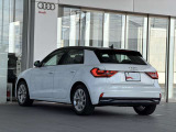 鮮やかなテールランプと一目でAudiとわかる後ろ姿です!