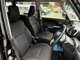 【フロントシート】インパネにシフトが付いているので足元広々!運転席から助手席の移動も楽々♪どちらからでも乗り降り出来るので、狭い場所の乗り降りも楽ちんですよ♪