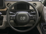 インテリアに合わせたデザインのステアリングは、運転される方のことも考え、運転しやすい形状、大きさです。是非一度、実際に触ってお確かめください。