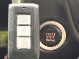【インテリジェントキー】カバンやポケットに入れたままでもドアの施錠・解錠が可能なスマートキーを装備。エンジンのオン・オフ時もカギを取り出す必要が無いからとっても便利です♪