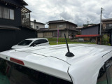 目立つキズ凹み等はありませんが、中古車という商品の特性ルーフには子キズや塗装しみがあります