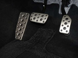 ゴムの滑り止めを組み合わせたアルミ製スポーツペダルです。靴が濡れていても滑りにくく、快適なドライブが楽しめます♪