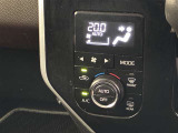 オートエアコンは温度を設定するだけで、自動で風量などを設定してくれます。運転しながら操作も必要ないので、安全性も向上します。