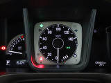 運転時の視界周辺の見やすい位置にメーターをレイアウト。視線の流れを断ち切らない、ストレスフリーで美しい運転動作を可能にします。またマルチインフォメーションディスプレイで、様々な情報が確認できます。