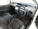 シンプルで使いやすいデザインの運転席です。