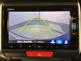 リバースギアに入れるだけで後方の表示へ切り替わります。夜間や雨の日の駐車も楽になりますよ。