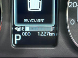 たとえばダイハツのお店にある、たくさんのスマアシ搭載車は、正常に作動する事をしっかり確認します。