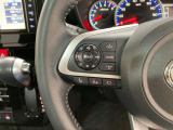 運転中、オーディオの操作をしてて、ハッとしたことはありませんか?ステアリングスイッチは、運転中でもハンドルでオーディオの操作が可能です。安全なドライブをサポートします。