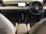 車内は光触媒抗菌消臭施工済です。スタイリッシュなデザインでスポーティなインパネ周りを演出します。グローブボックスやカップホルダーのほかにトレーなどたくさんの収納スペースが付いています。