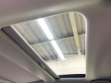 【ガラスルーフ】大型のガラスルーフ搭載で車内の解放感が一気にアップ!開放的なドライブをお楽しみいただけます。