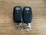 【スマートキー】 スマートキーを携帯していれば、ドアハンドルのボタンを押すだけでロックの解除ができます。