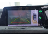 リヤビューカメラ:車両後方をモニターに映しだし、画面にはガイドラインが表示され車庫入れや縦列駐車を容易にします!