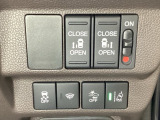両側電動スライドドアは運転席から操作ができるよう、操作スイッチが付いています。Hondaセンシング用のVSA(ABS+TCS+横滑り抑制)解除と路外逸脱抑制機能などのオンオフスイッチも装備しています。