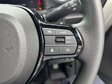 予め設定した速度で定速走行。先行車に近づいたら、システムが先行車との距離や速度差を測定し、自動的に加減速。適切な車間距離を維持しながら追従走行します。