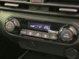 【オートエアコン】一度お好みの温度に設定すれば、車内の温度を検知し風量や温度を自動で調整。暑い&hellip;寒い&hellip;と何度もスイッチ操作をする必要はありません。快適な車内空間には必須の機能ですね♪