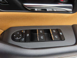 運転席のパワーウインドースイッチ部です。よく触れる場所だからこそ、使用状態があらわれますよね。ぜひこうした所もチェックしてください。