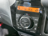 【オートエアコン】一度お好みの温度に設定すれば、車内の温度を検知し風量や温度を自動で調整。暑い&hellip;寒い&hellip;と何度もスイッチ操作をする必要はありません。快適な車内空間には必須の機能ですね♪