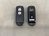 スマートキーを装備しています。鍵を差し込むことなくドアロックの開け閉めと、スタートボタン操作でのエンジンスタートができます。スペアキーも同じものを用意しております。