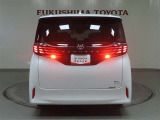 堂々とした見た目でありながら、一般的な機械式駐車場(全長5,000mm&times;全幅1,850以下)に収まるボディサイズ!シームレスな光を放つLEDリヤコンビネーションランプが印象的な後ろ姿です!