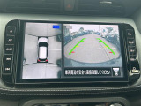 【全方位モニター】まるでクルマを真上から見下ろしたかのような視点で駐車をサポートします!クルマの斜め後ろや真横など、前後左右の4つのカメラの映像が合成されて、モニターに映し出されます。