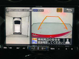 【アラウンドビューモニター】まるでクルマを真上から見ているようなアラウンドビューモニターで運転をサポート。運転席から見えにくい車の四隅や後方もモニターでしっかり見えます。