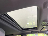 【サンルーフ】開放感たっぷりの希少装備、サンルーフが装着されています!車内に明かりを取り入れたり景色を楽しむ以外にも、車内の空気も簡単に換気できて快適です!
