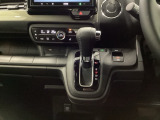 【eコンスイッチ】低燃費運転をサポートするECONモード。スイッチをONすると、エンジンやトランスミッション、A/Cなどを協調制御し、燃費の向上に貢献。エコドライブの効果を高めます。