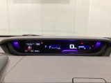 デジタル表示のスピードメーターとタコメーターを大きく配した見やすいメーター部になっています。左側のインフォメーション画面でオドメーターや燃費などの情報を確認できます。
