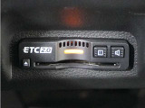 ◆ETC2.0装着◆進化したドライブ体験。料金収受システムだけだったETCが生まれ変わって、高速道路を賢く使うETC2.0に進化しました。多彩な情報サービスが便利で快適なドライブ体験を提供します。