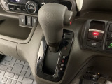 CVT車のセレクトレバーです。低速から高速まで、変速ショックのないスムーズな走りを実現するとともに、エンジン効率のよい領域を維持することで燃費にも貢献します。