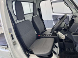 車を運転する際には運転席の存在は欠かせません。しっかりチェックしたいポイントですね。