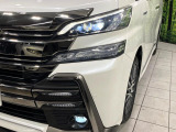 【LEDヘッドライト】悪天候や夜間走行時も良好な視界を確保し安心して運転できる高輝度LEDヘッドライトを装備!点灯速度が早く、消費電力も抑えられています。