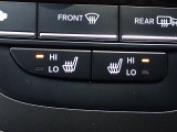 運転席と助手席には、【シートヒーター】が装備されています。温度調整も「Hi/Low」の切り替えができお好みの設定で快適なドライブを楽しめます。腰から下が暖まると、暖房よりも体があったまりますよ。