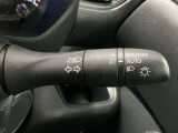 【オートライト】車のセンサーが周囲の明るさを感知し、自動でヘッドライトを点灯・消灯する機能です。この機能は夕暮れ時の交通事故が多い時間帯の安全性を高めてくれます。